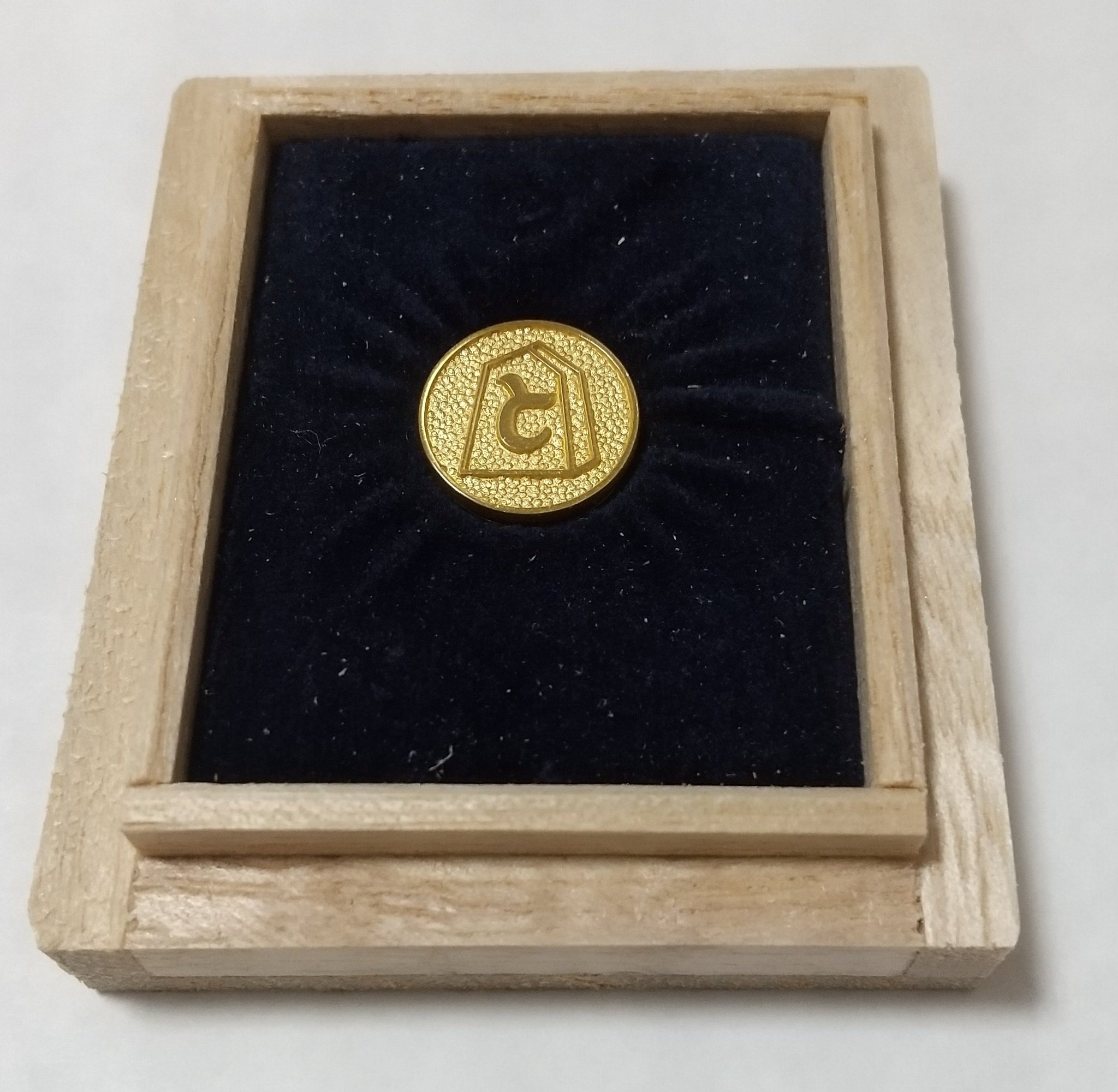 日本将棋連盟棋士バッジと金バッジ