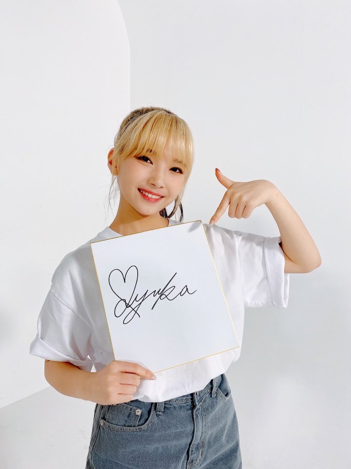 NiziU マユカ MAYUKA 直筆サイン入りチェキ UVカットスタンド付き