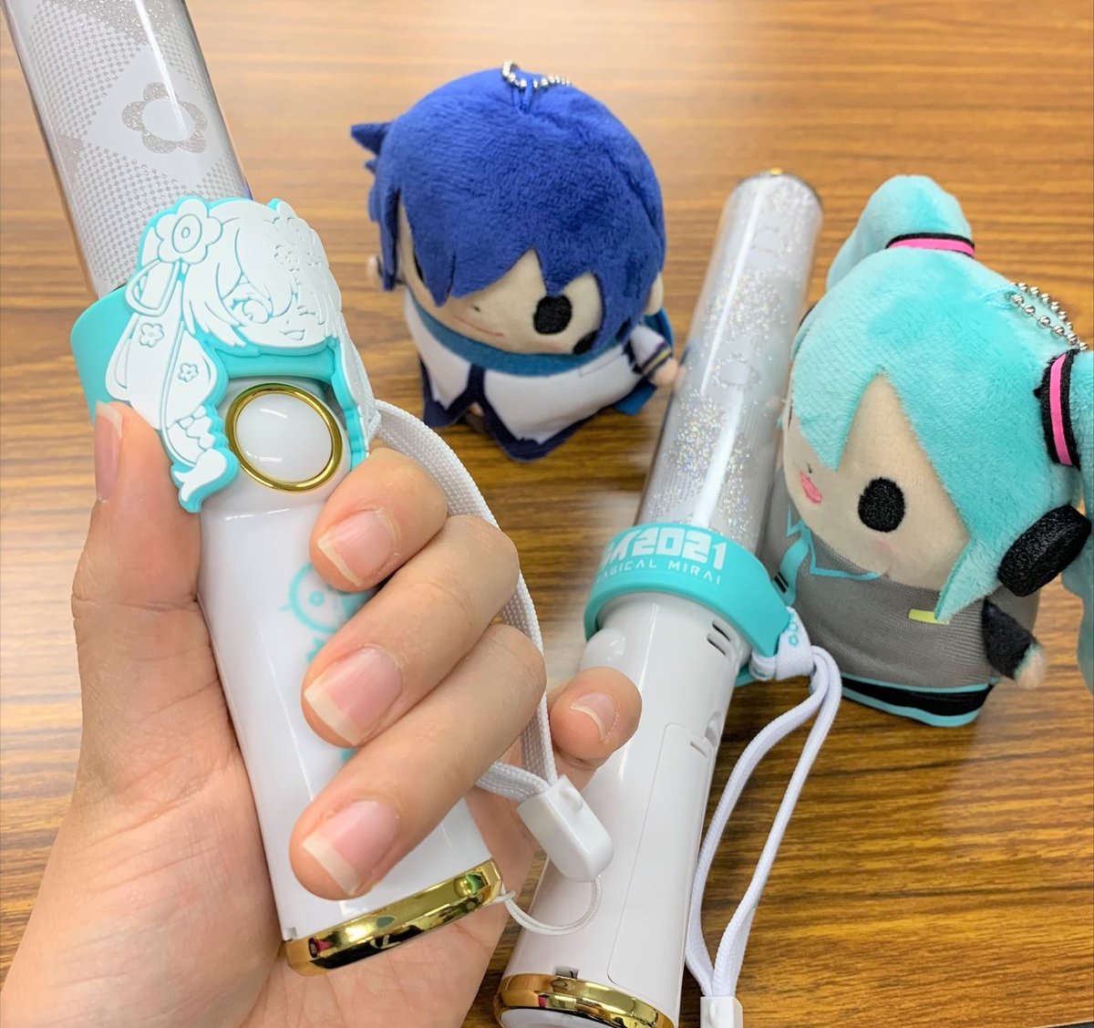 取り付け方】 ①ペンライトリングにペンライトの紐をくくりつけます