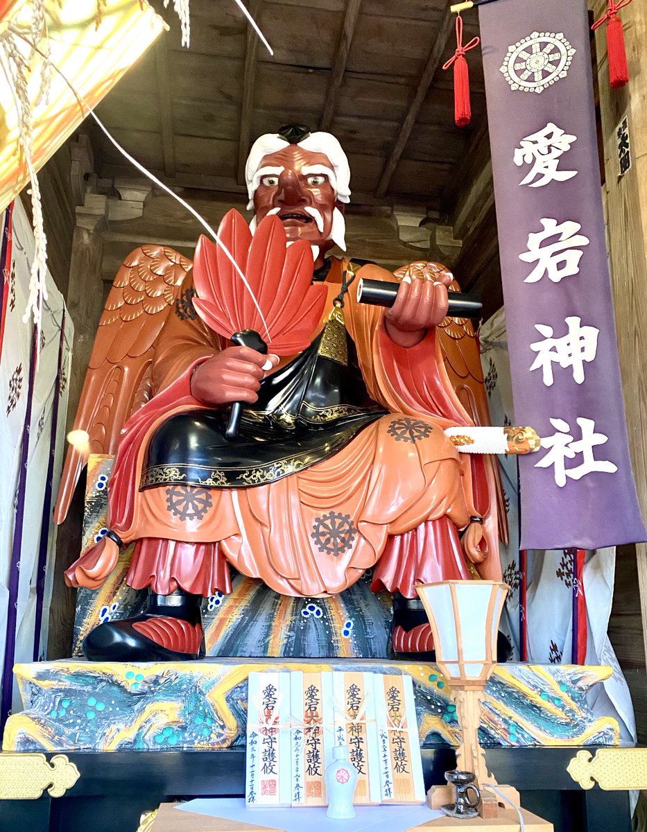 愛宕神社の山門には、2mを超える大天狗と烏天狗の像が安置されている