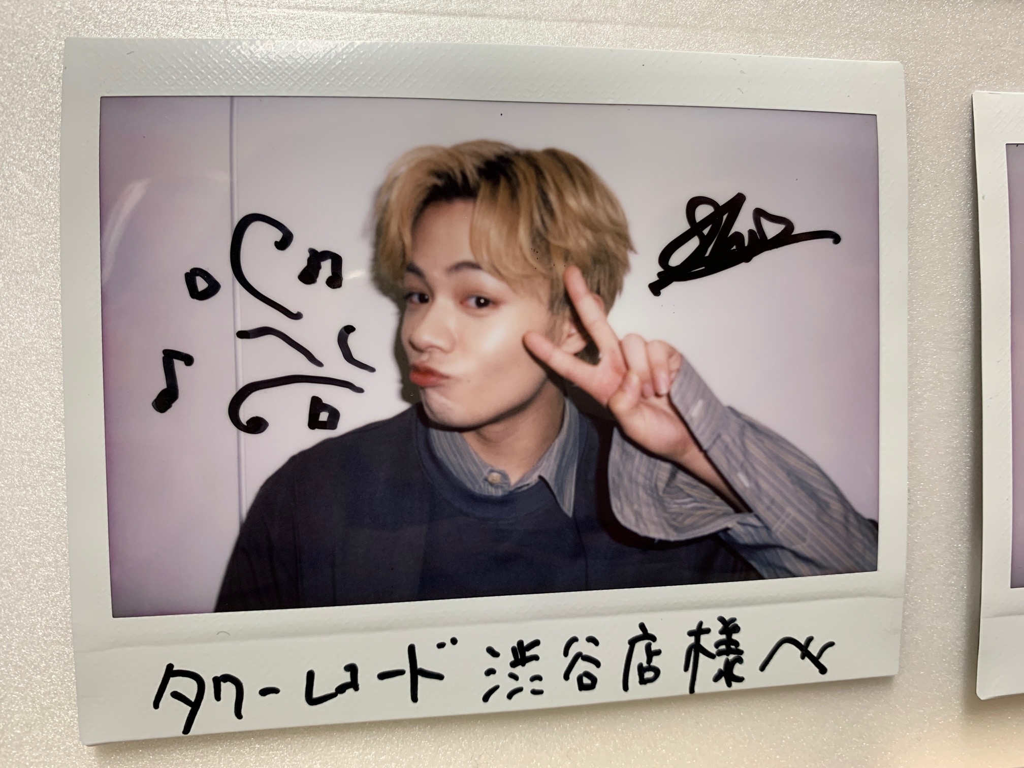 鶴房汐恩 直筆サイン入りポスター 【公式通販】