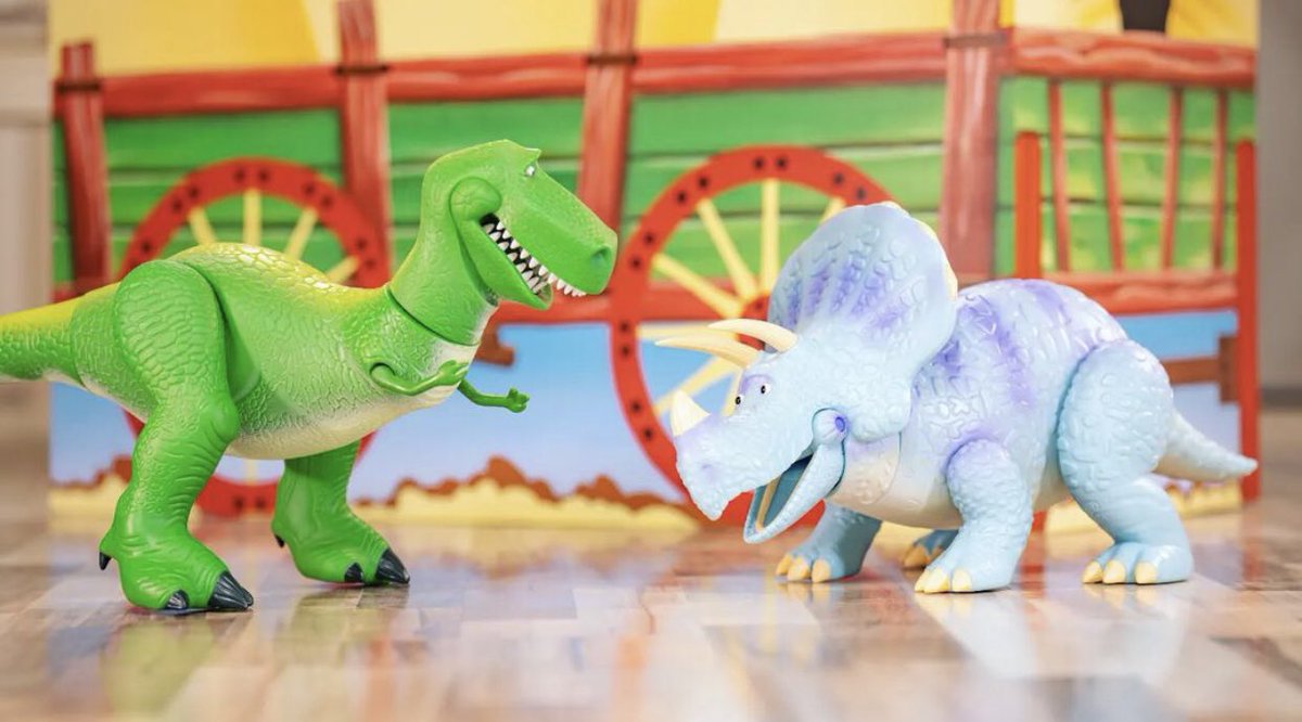 トイストーリー トリクシー【実物大】 高さ24cm、全長50cmの実物大