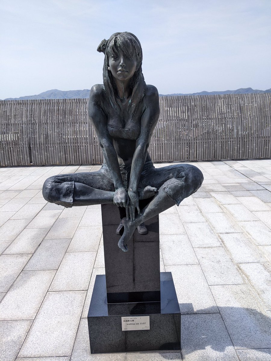 本日も天気が良く散策日和です。野外彫刻庭園やフランス館屋上には木内