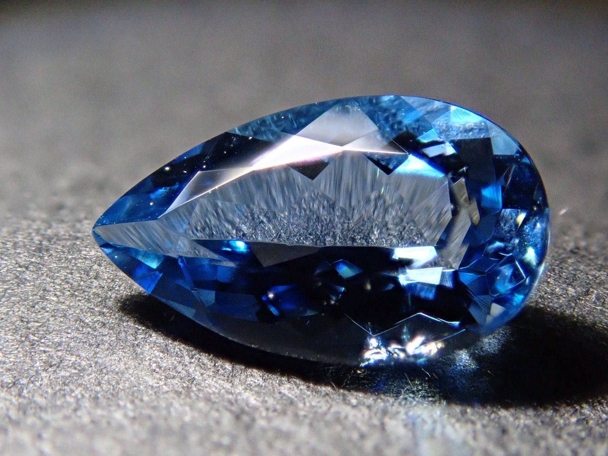 アクアマリン（淡水色） アクアマリンの名にふさわしいみずみずしい