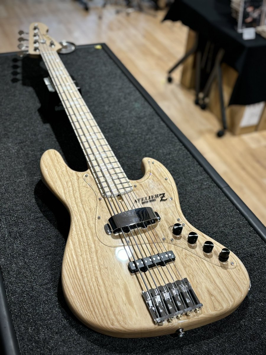 アトリエ 今日も楽しい検品のお時間です。 アトリエZの5弦、M265が