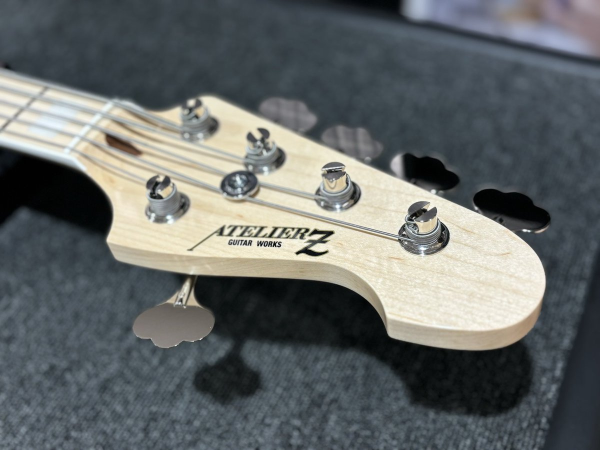 アトリエ 今日も楽しい検品のお時間です。 アトリエZの5弦、M265が入荷