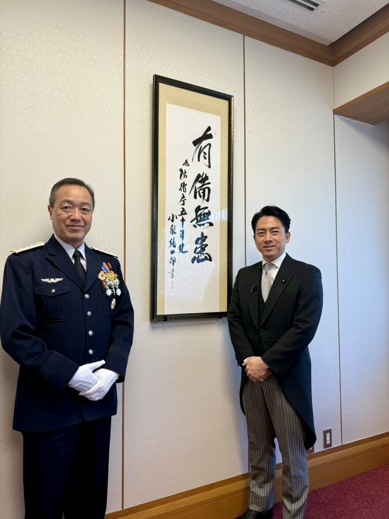 今日は防衛省で叙勲の伝達式。控室で発見したのが父小泉純一郎の書