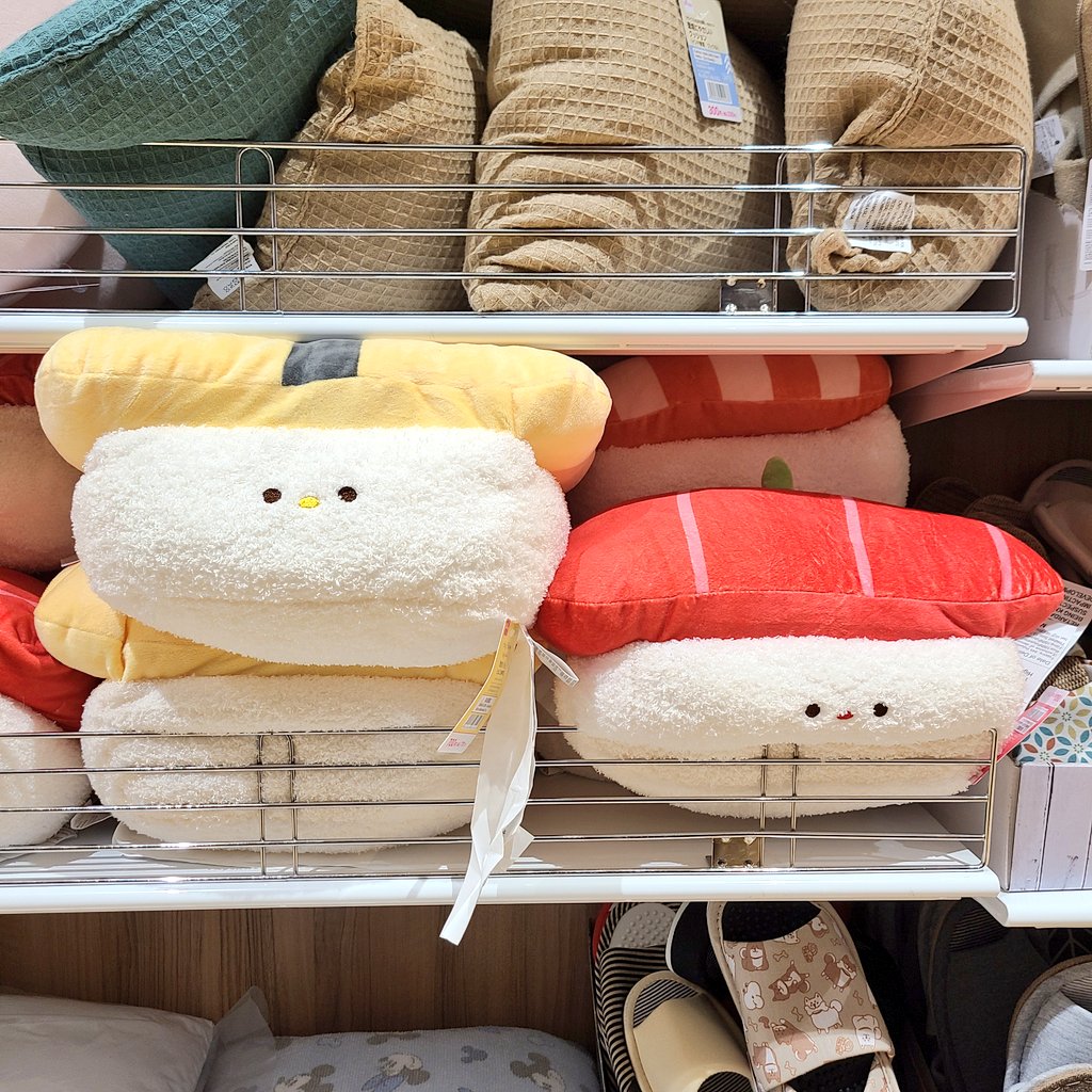 お寿司のクッション 数日前にDAISOさんで見掛けたお寿司のクッション、