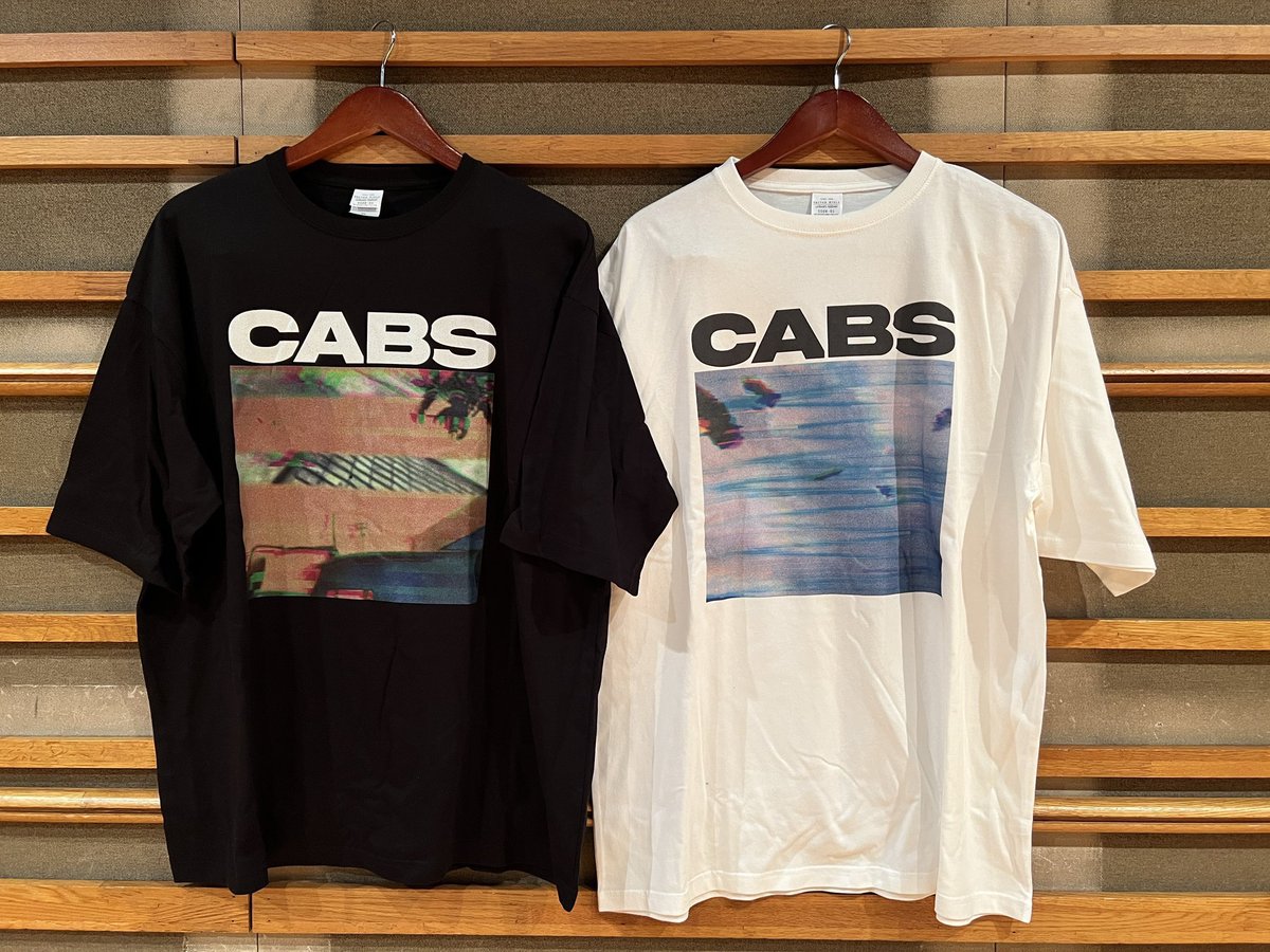 the cabsのツアーグッズのこのTシャツ、文字のデカさやその下の