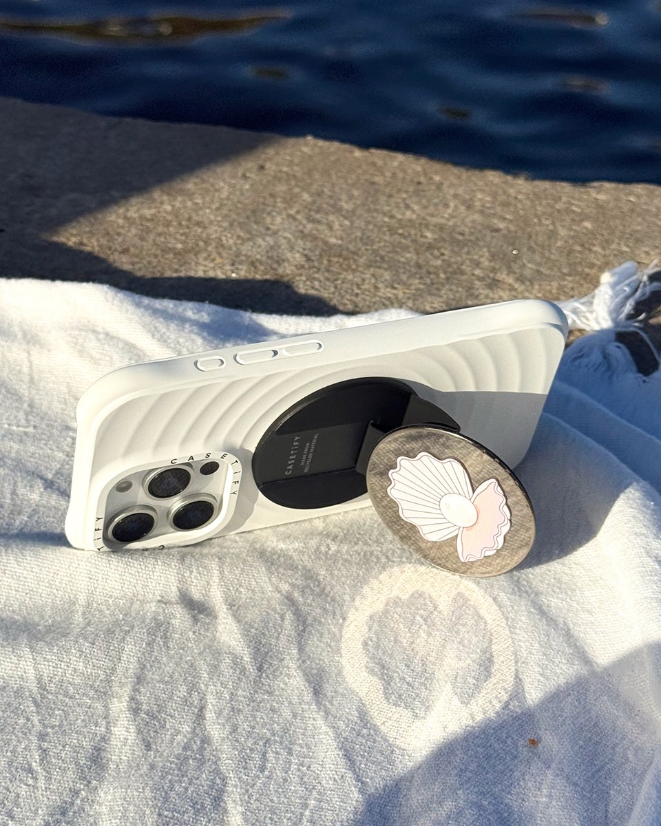 海に恋するシーズン🐚🌊 海を感じるカラフルなテックアクセと一緒に