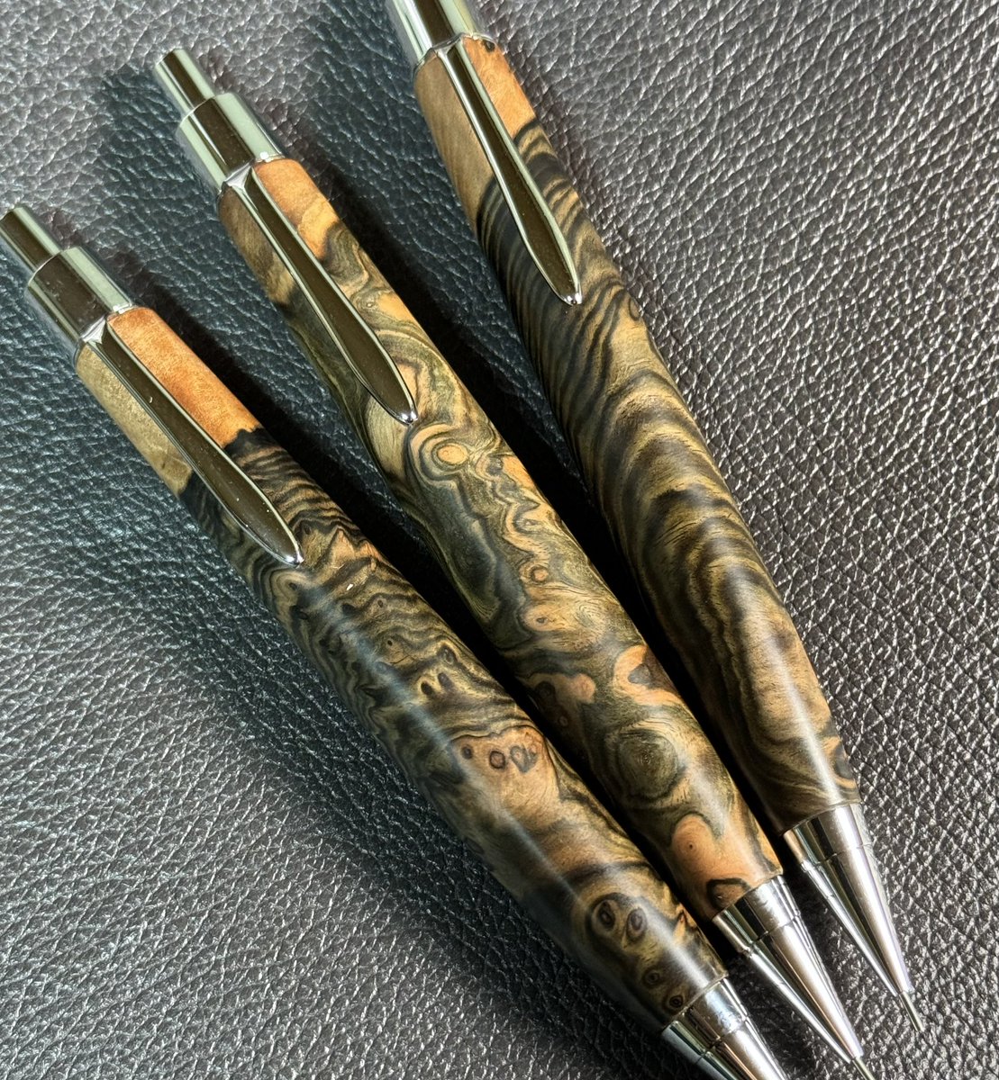 4月に買って来たペールムーンエボニーの杢と瘤。 黒柿とは違ってこれも