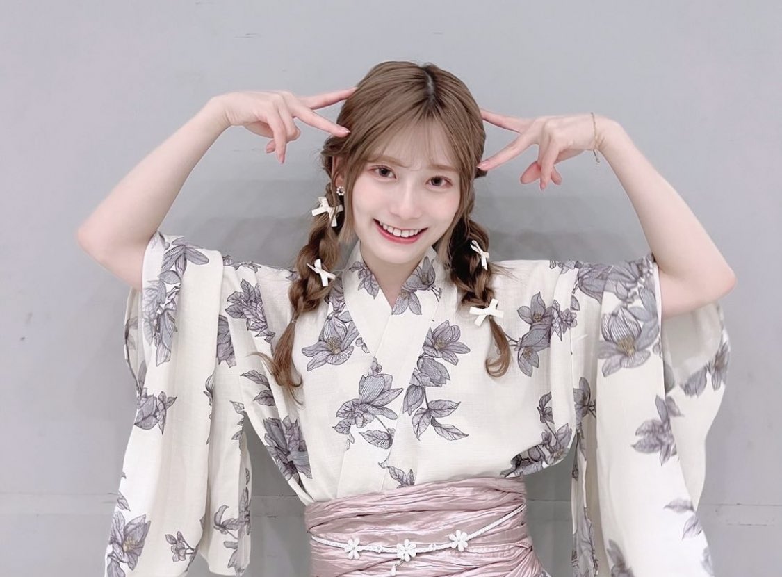 東村芽依 サイン入り生写真 2022年浴衣衣装 東村芽依 サイン入り生写真