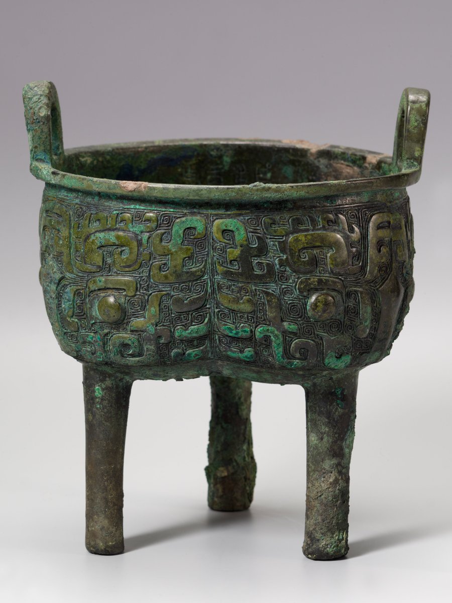 鼎の置く向きについて、青銅器としては二本足を前にします。そうすると