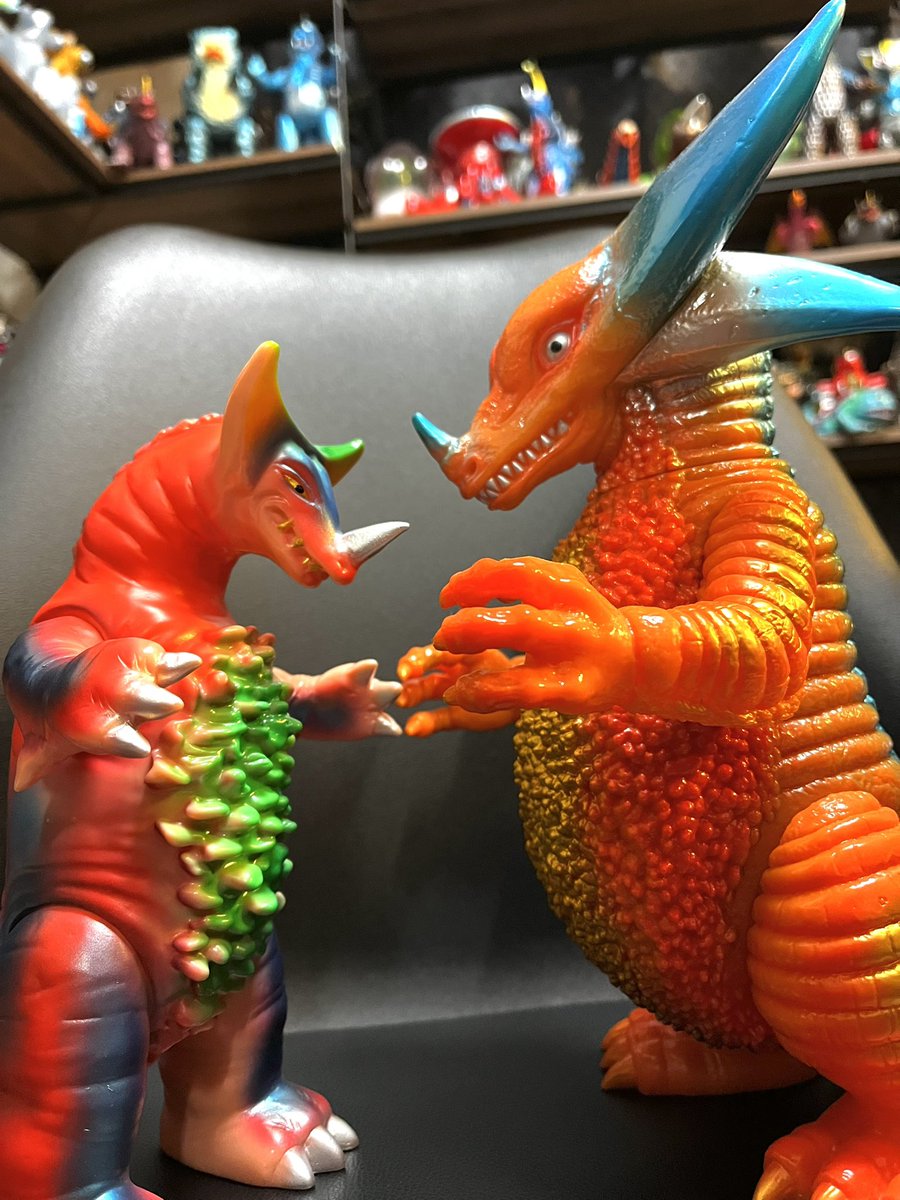 ゴモラ と、#ゴモラII。レトロタイプソフビで2体揃ったので、早速