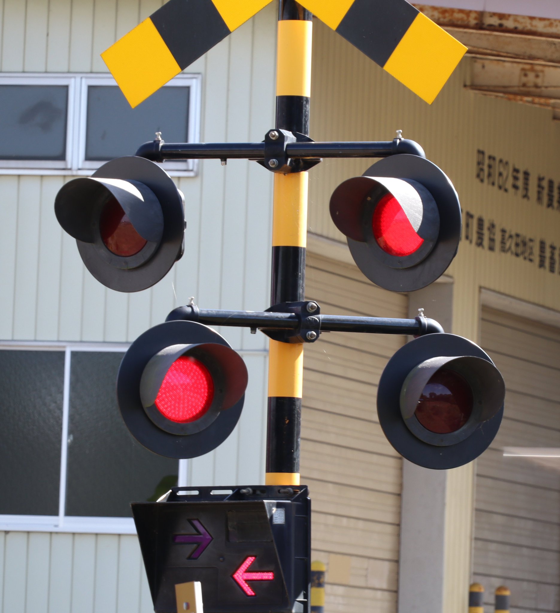 製品情報｜株式会社三工社 【鉄道部品】薄型踏切警報灯 両面型