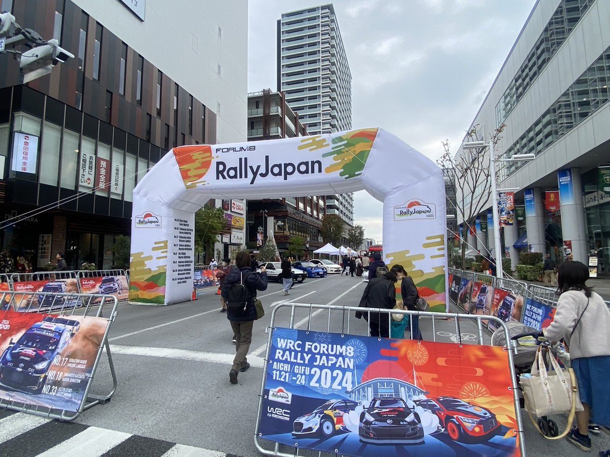 豊田市駅前に掲げられている横断幕を豊田市駅前で予約販売してます