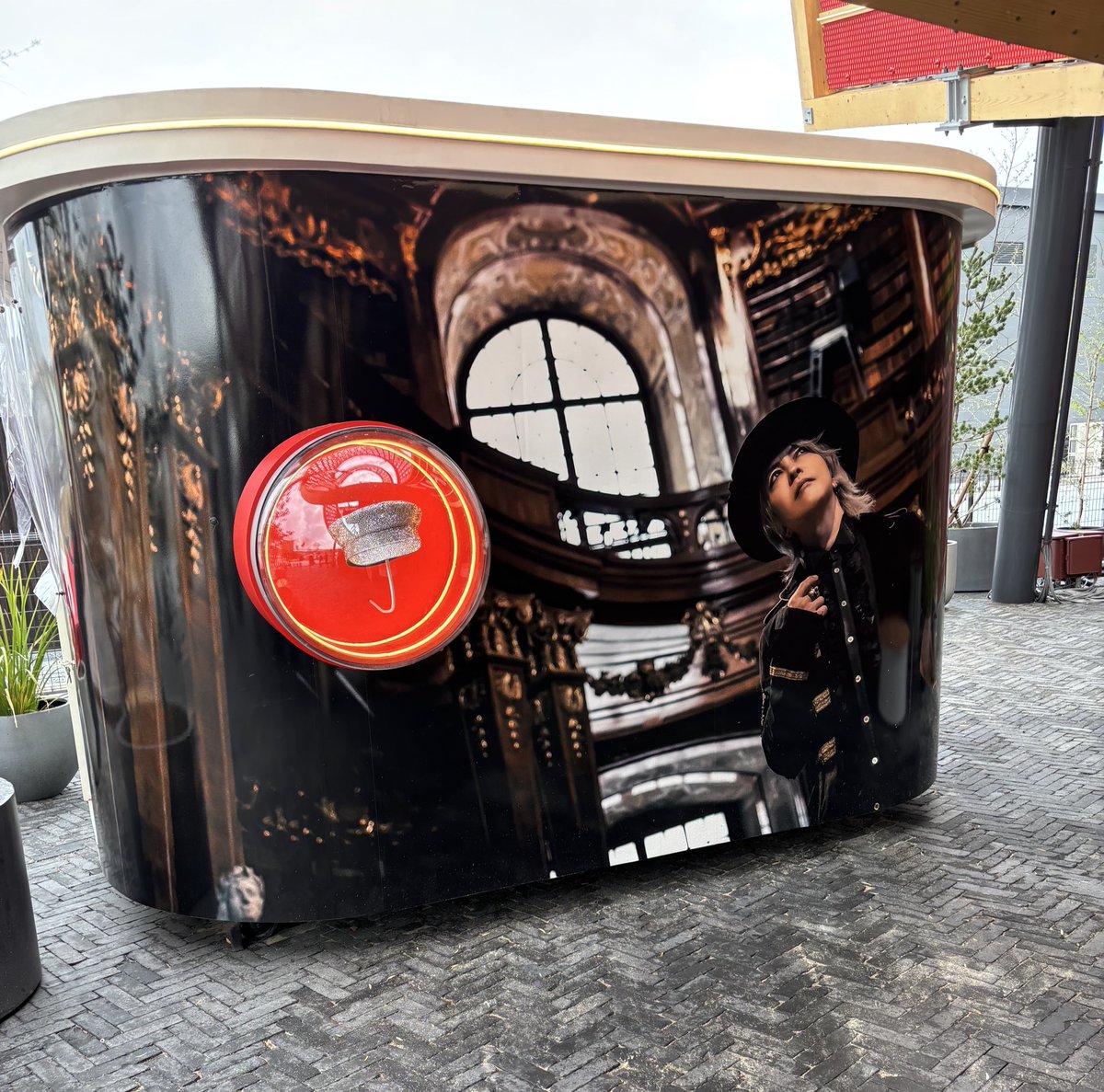 オーストリアパビリオンを見に行った！HYDEのポスターとスワロフスキー