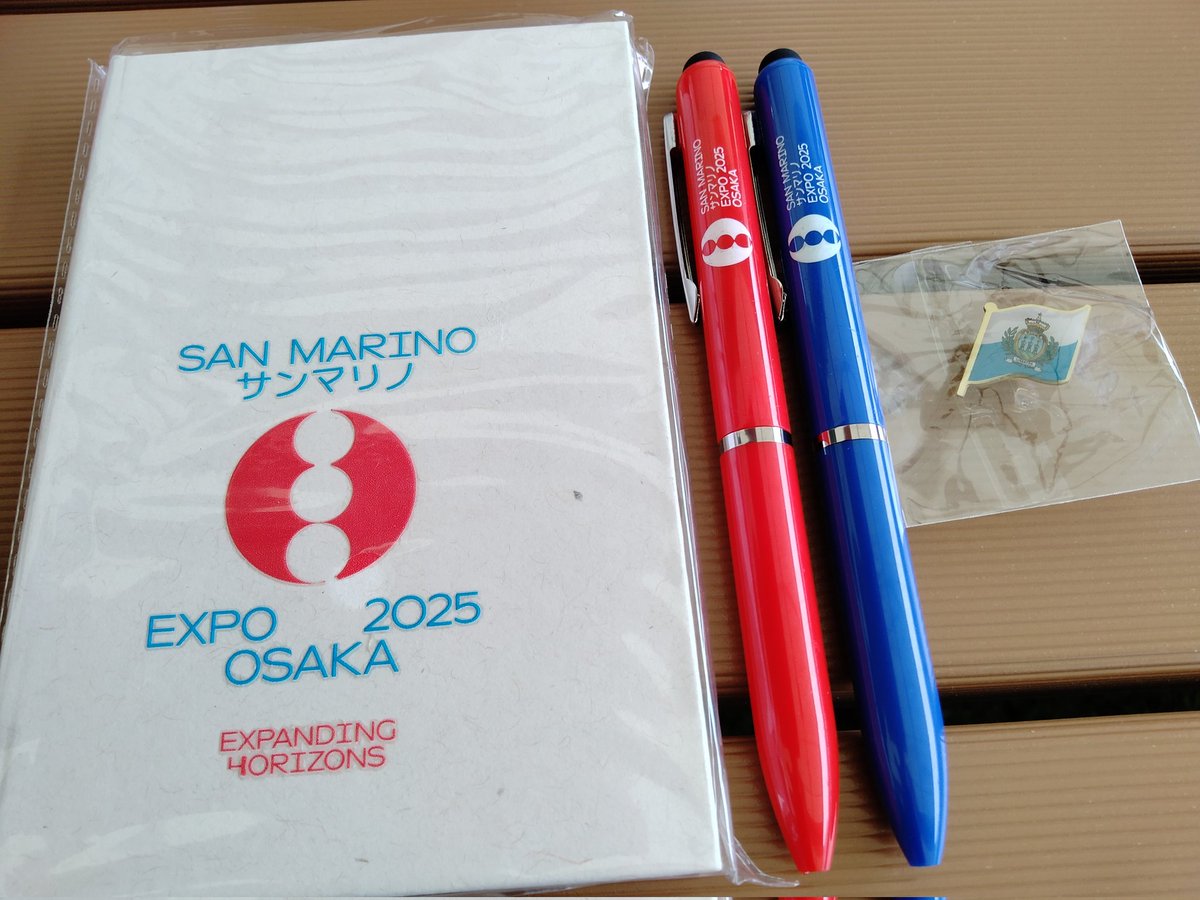 訪れた記念に万博仕様のグッズやピンバッジを購入。 スタンプも押印