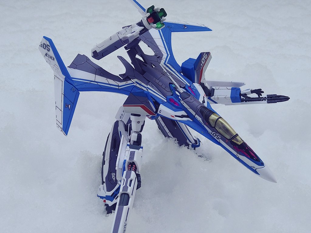 お昼休みに一枚だけ模型写真を貼ろう 雪もカッコイイ、ガウォークです✨