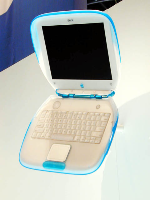 米Apple、トランスルーセントボディのノートPC「iBook」
