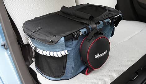 ペットキャリーの単体使いにも便利なメッシュ窓付きフラットカバー