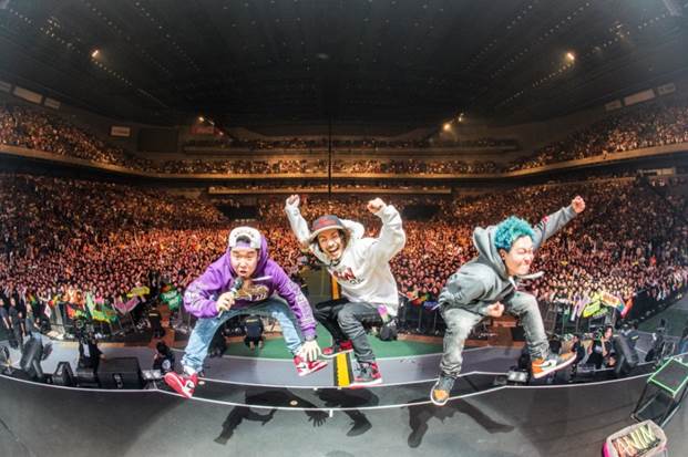 熱狂の渦に包まれたWANIMA初のワンマンライブが“別アングルの2種映像