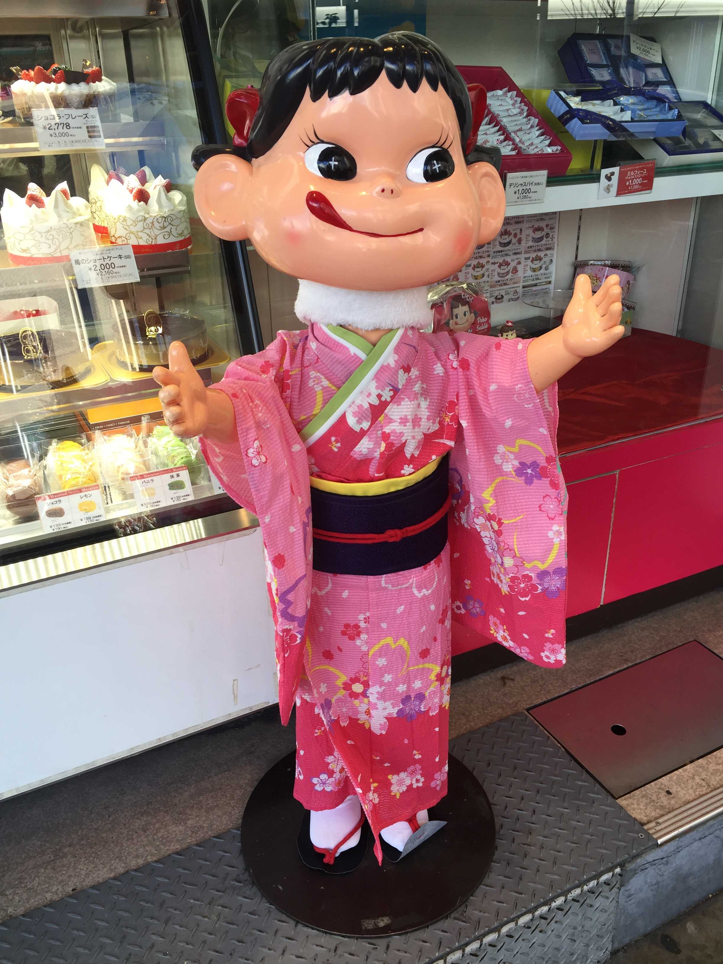 不二家 店頭用ペコちゃん 専用衣装 お正月用の晴れ着 華やかな着物衣装