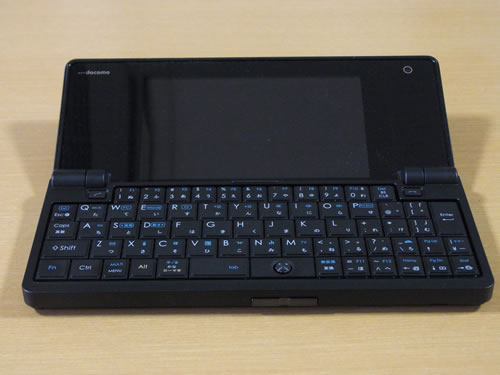 スマートフォンじゃない！ フルキーボードを搭載して進化した“ガラケー