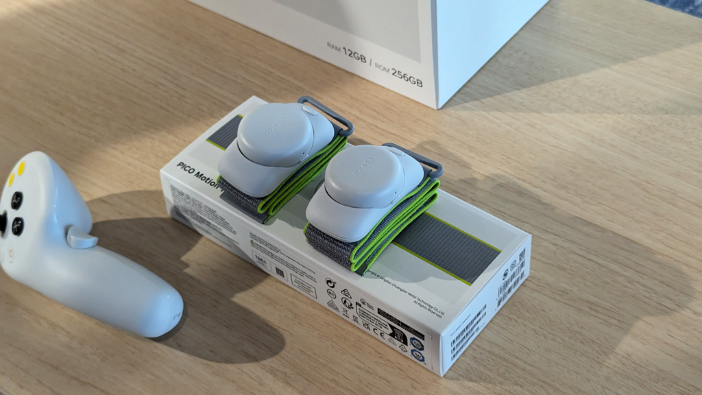 PICO4 Ultra 12GB RAM 256GB モーショントラッカーセット Amazon.co.jp