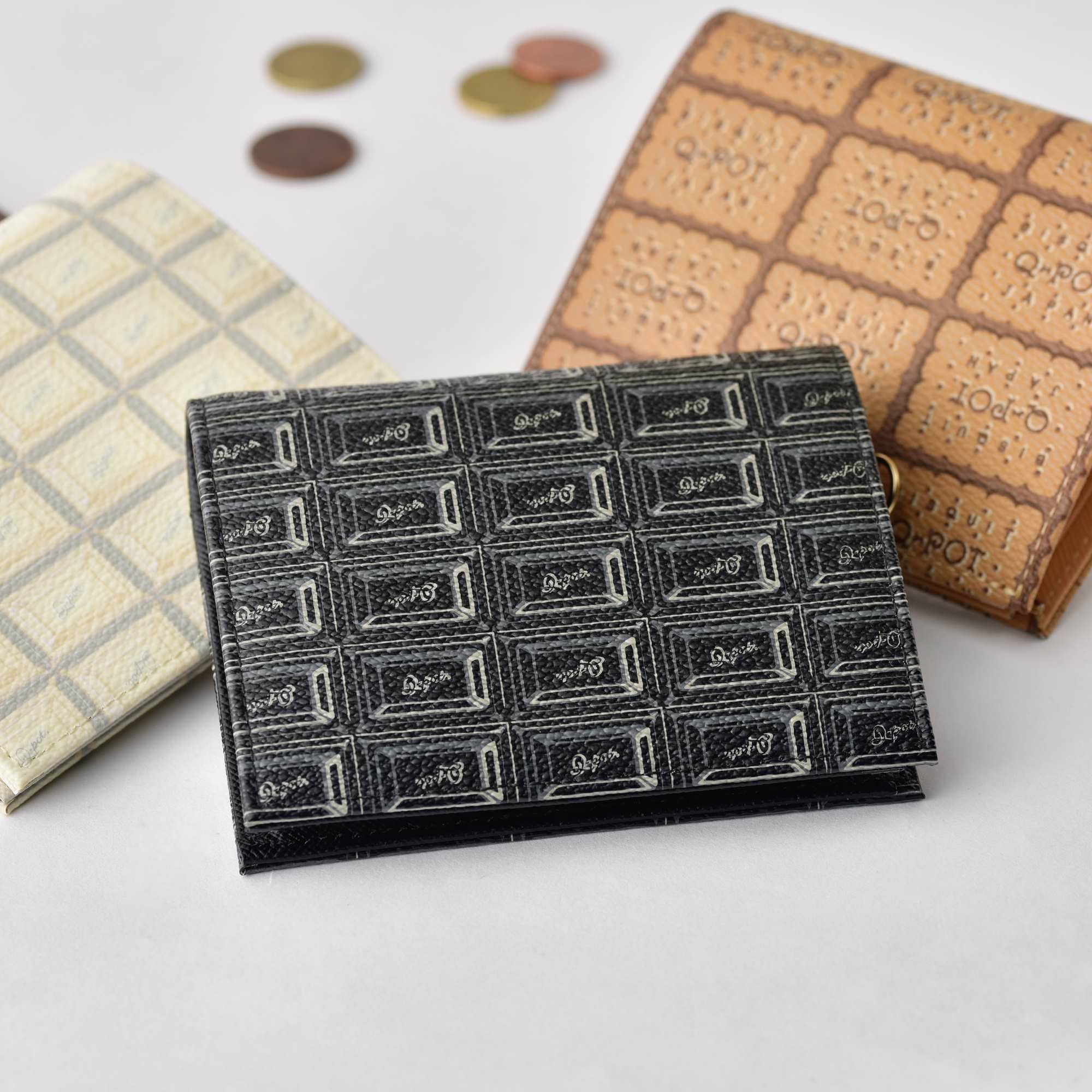 ブラックチョコレート フラップショートウォレット（財布） | Q-pot
