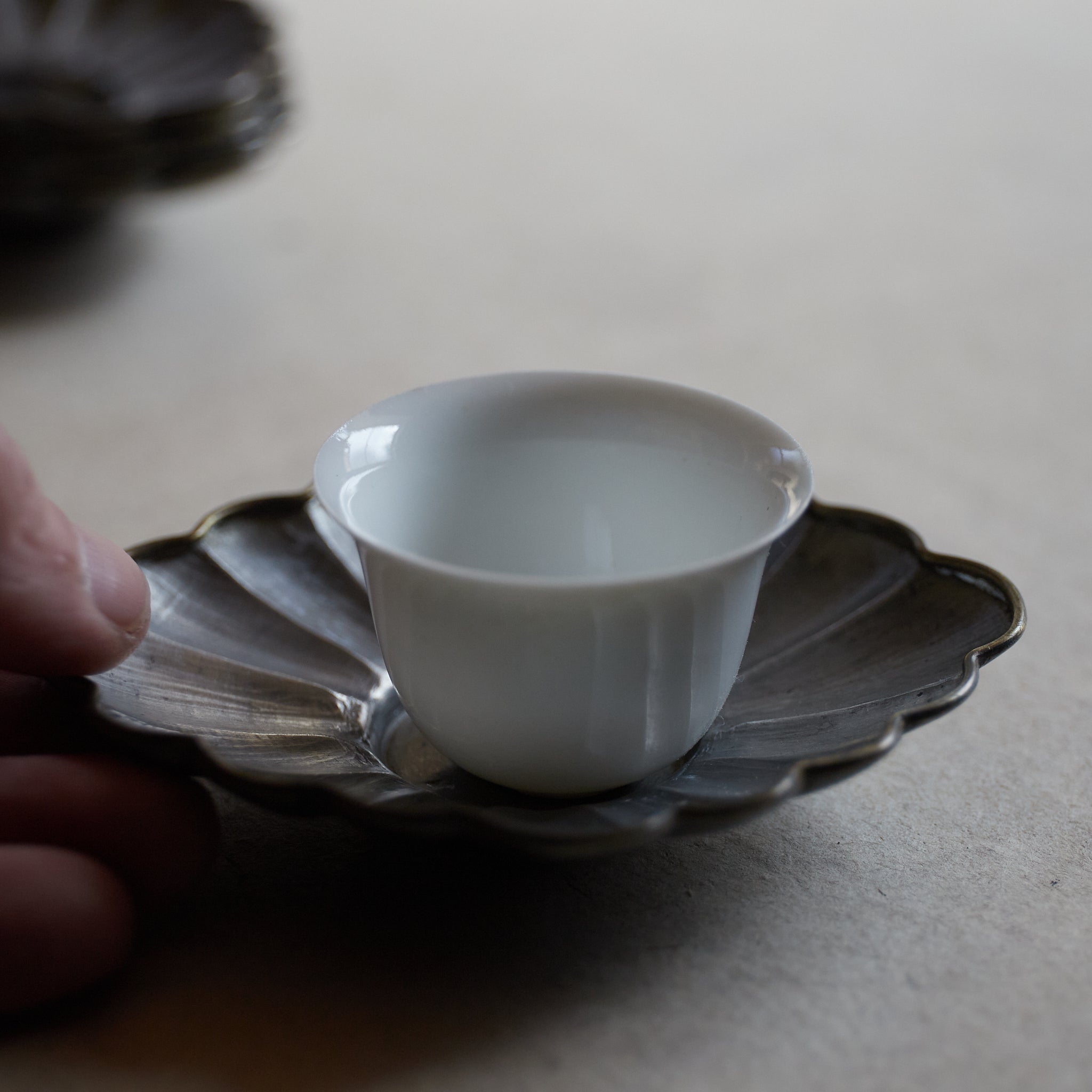 茶托(大) 五客 楕円 忠信浄錫 渡り 溜 菊彫茶托 五客セット – 象彦