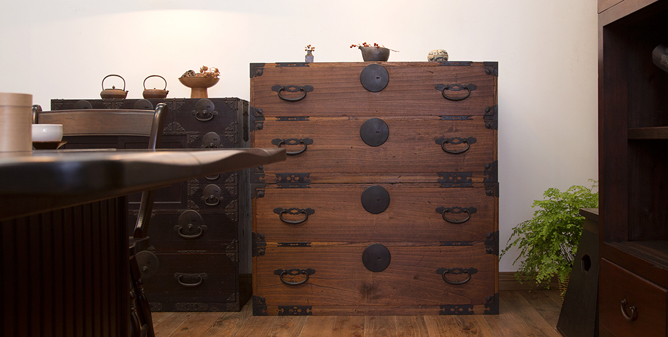 和なお部屋づくり。アンティーク衣装箪笥の基礎知識と魅力