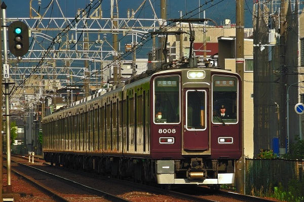 阪急電鉄神戸線8000系の8008F(シングルアームパンタグラフ搭載) 阪急