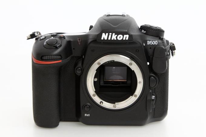 NIKON D500 ボディ 新品同様品 ショット数2882枚 予備純正バッテリー付