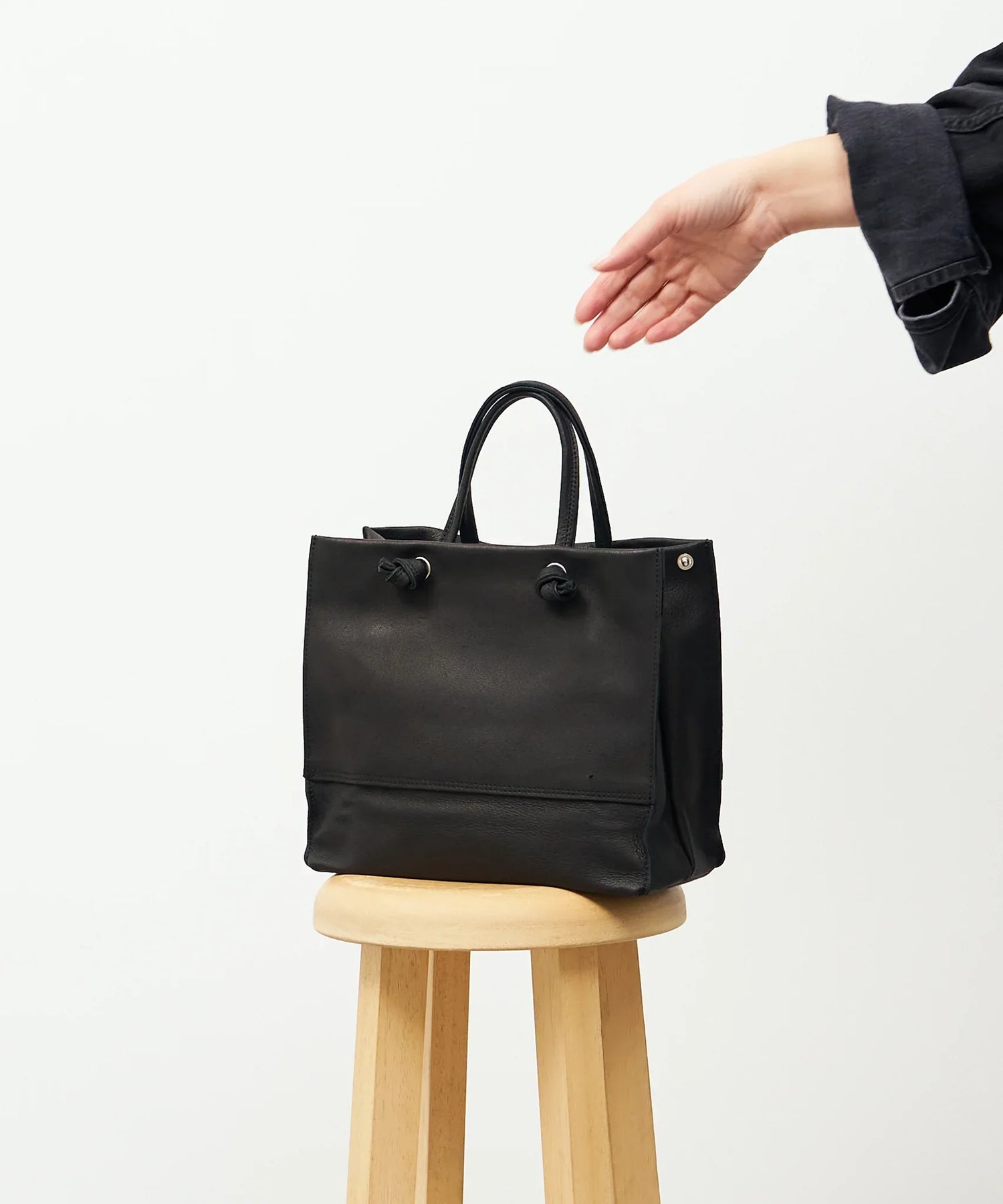 REN】《トートバッグ》シンプルで軽い、紙袋モチーフの四角いレザーバッグ