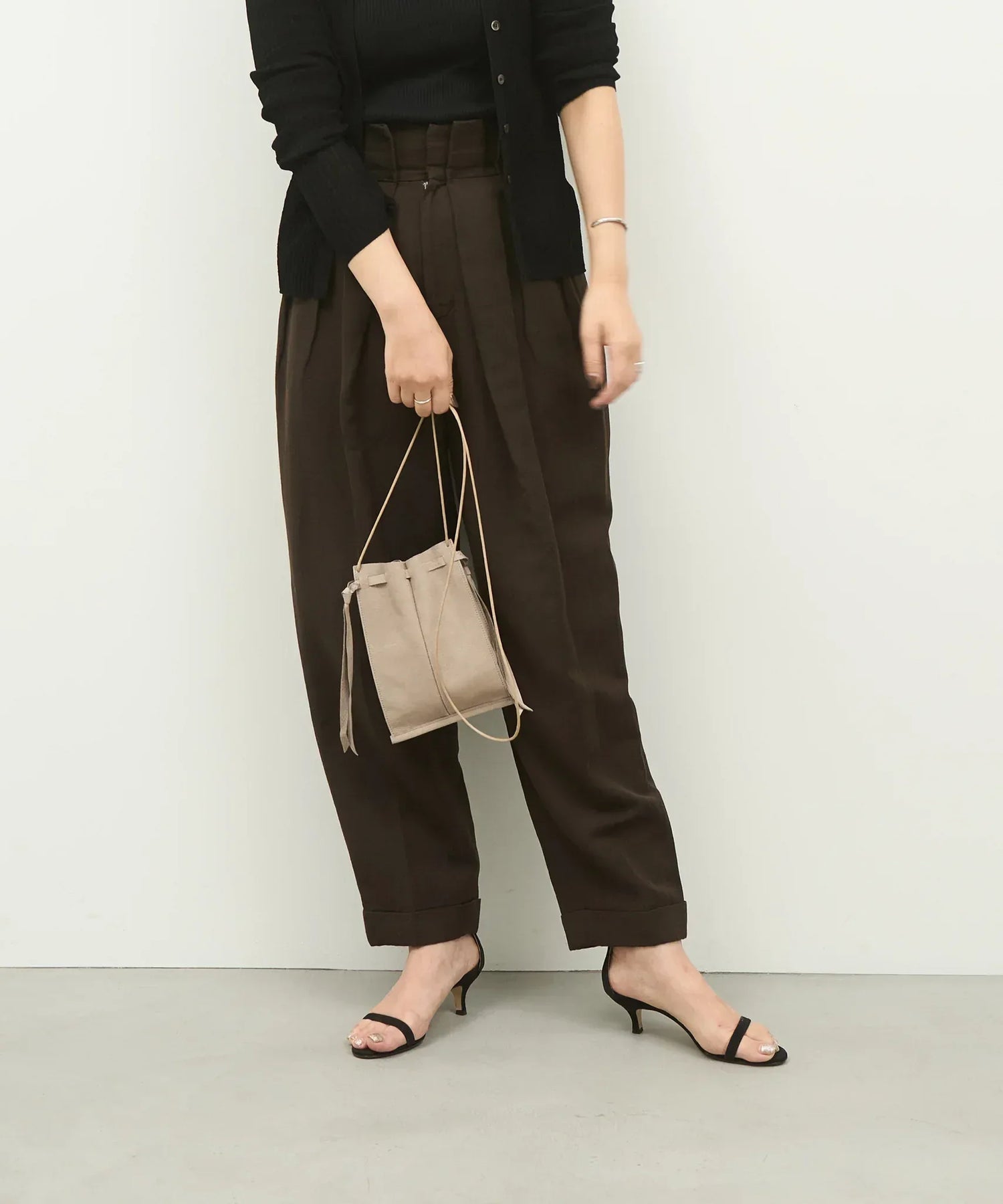 REN】アクセサリー感覚で使える豚革ショルダーバッグ - 小ぶりで男女