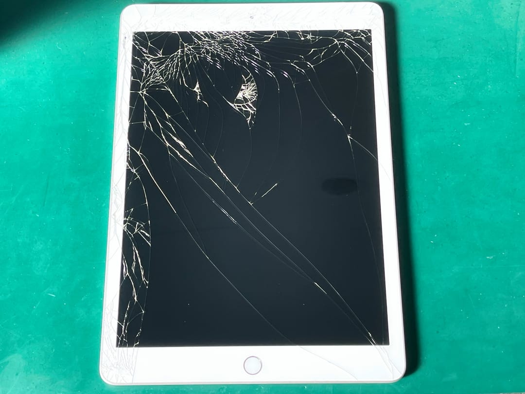 iPad (第8世代) 128GB Wi-Fi シルバー A2270 画面割れ iPad 第8世代の