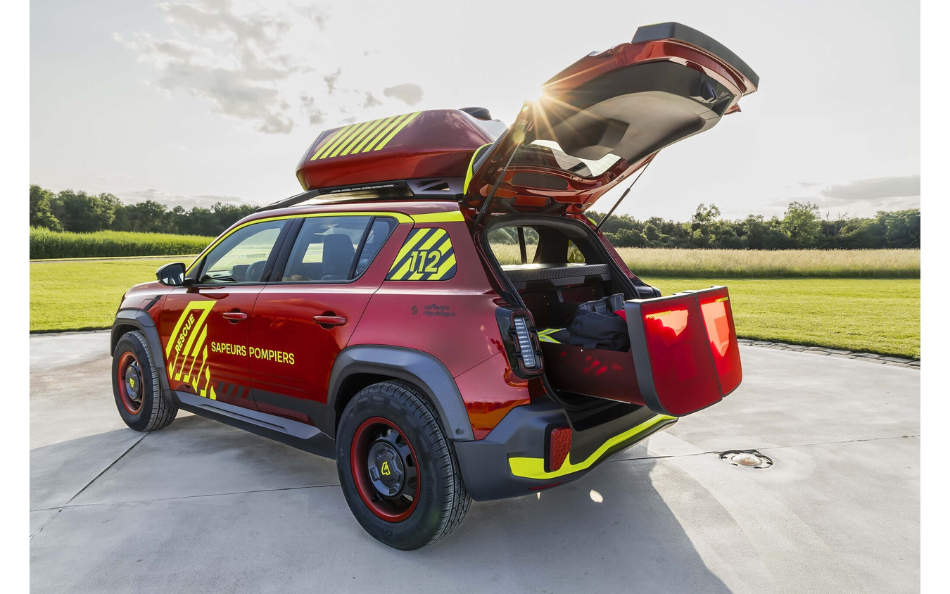 まるでエヴァンゲリオン!?「ルノー4」が救急車両に変身、移動指令