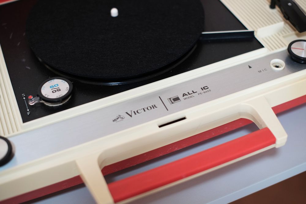 通販｜レトロなポータブルレコードプレーヤー｜ビクター（victor） PE