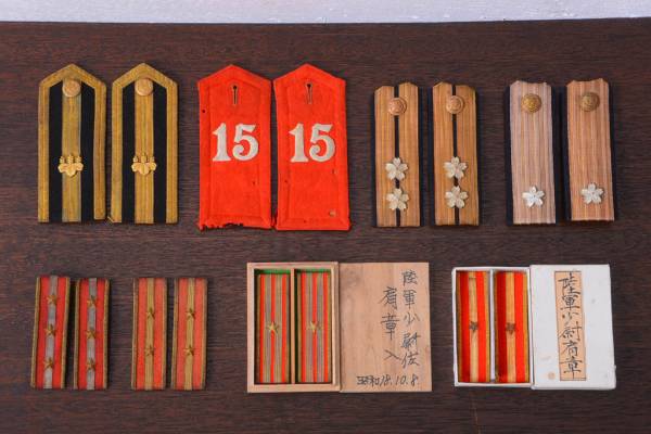 コレクション整理で手放した旧日本軍の肩章など | 買取実績 | 骨董品