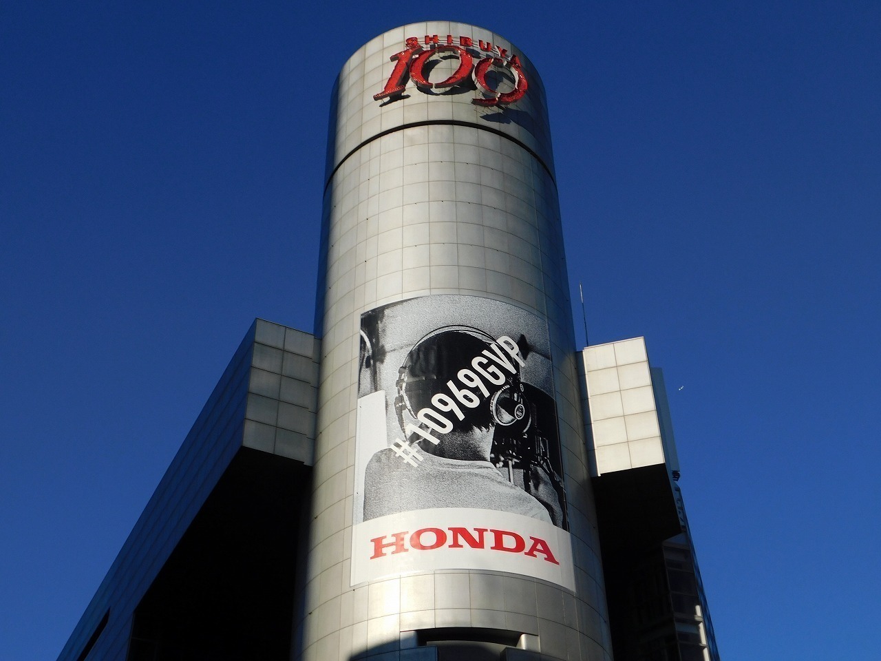 ONE OK ROCK×Hondaコラボの続編か？ 渋谷109に謎の壁面広告が再び出現