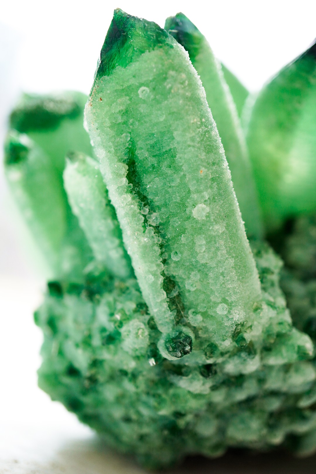 クロムクォーツ (Chromium Quartz) - Rock Identifier