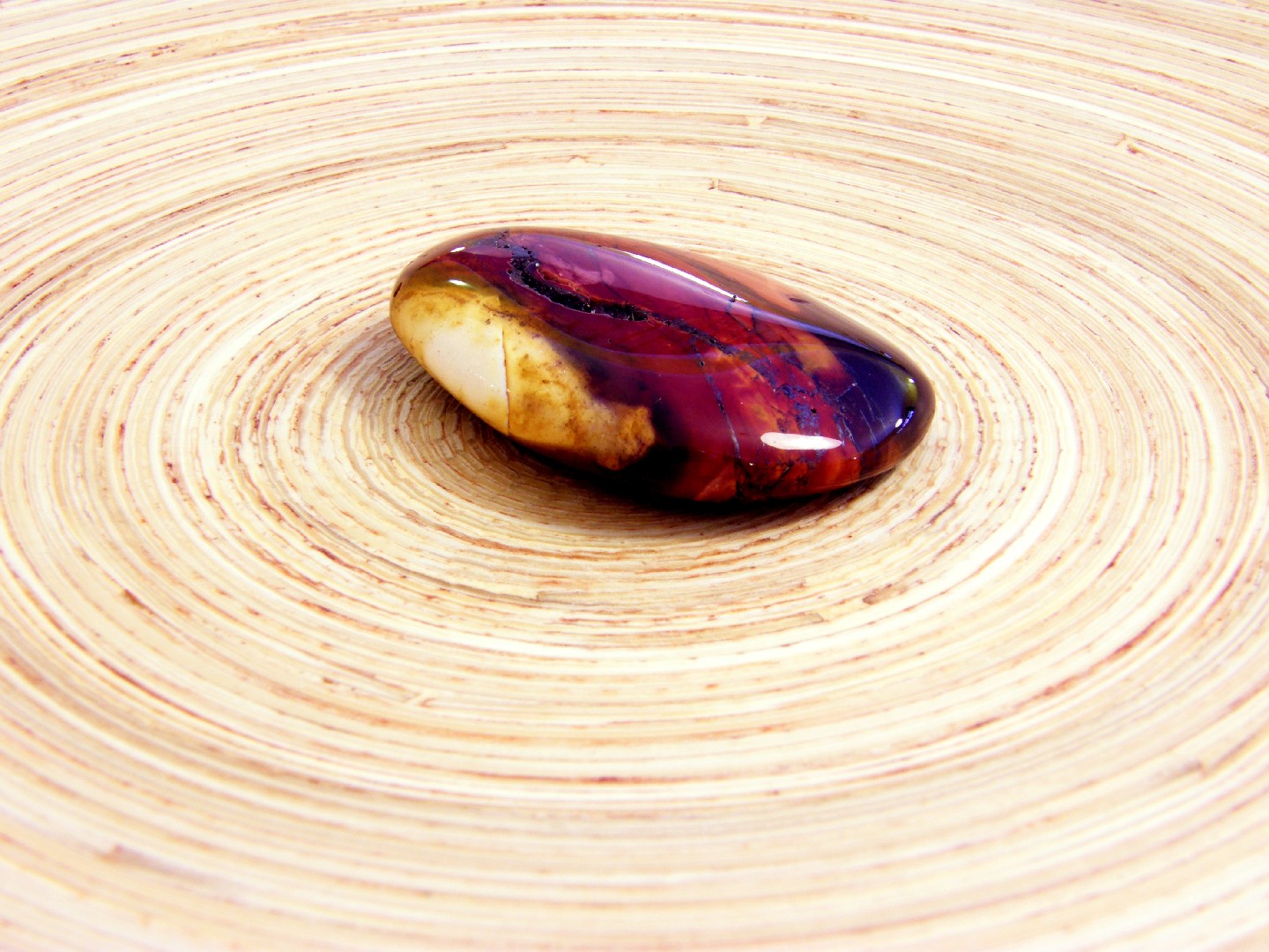 ムーアカイト (Mookaite tumbled) - Rock Identifier