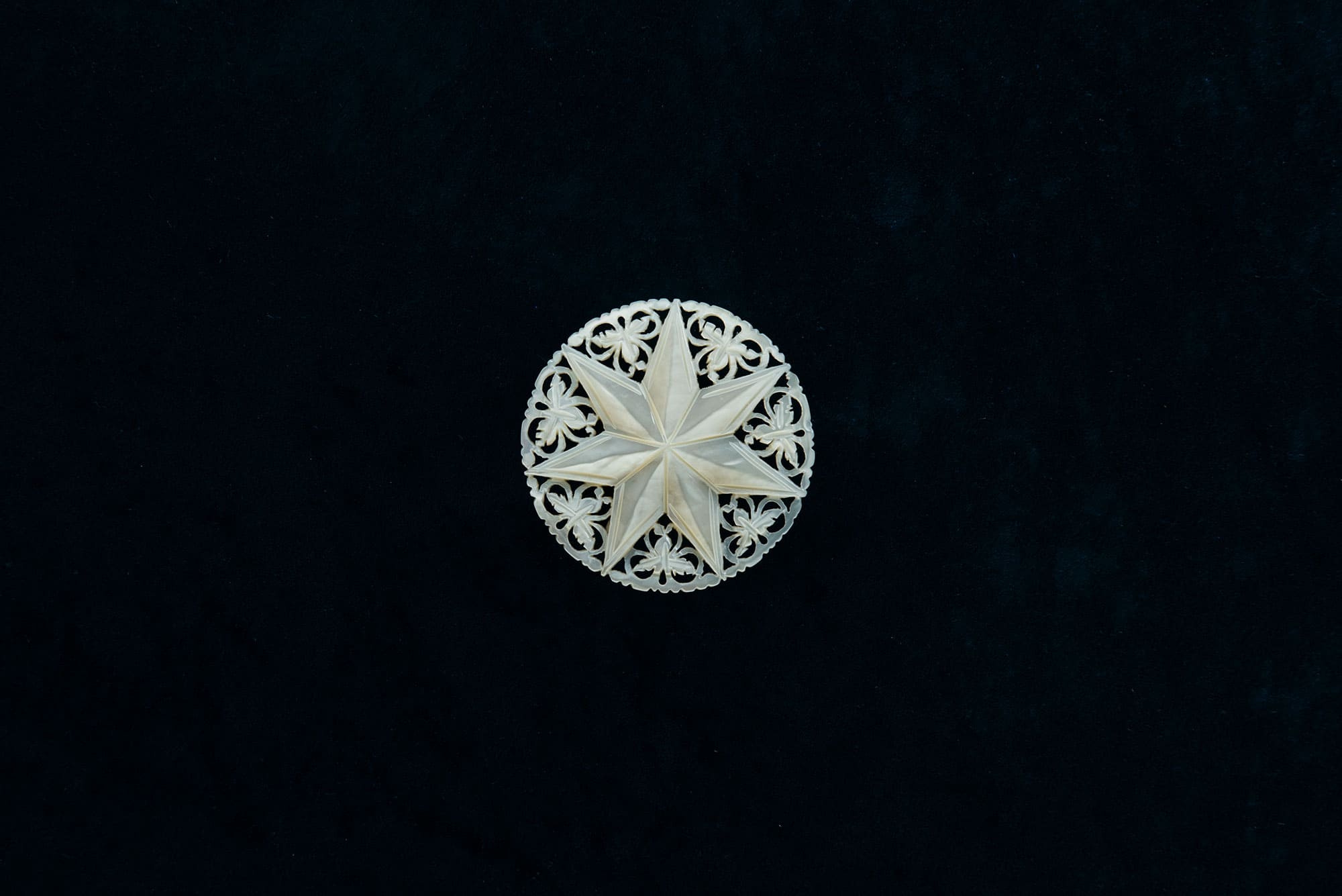 ヴィンテージベツレヘムパール 透かし彫りブローチ せかほし