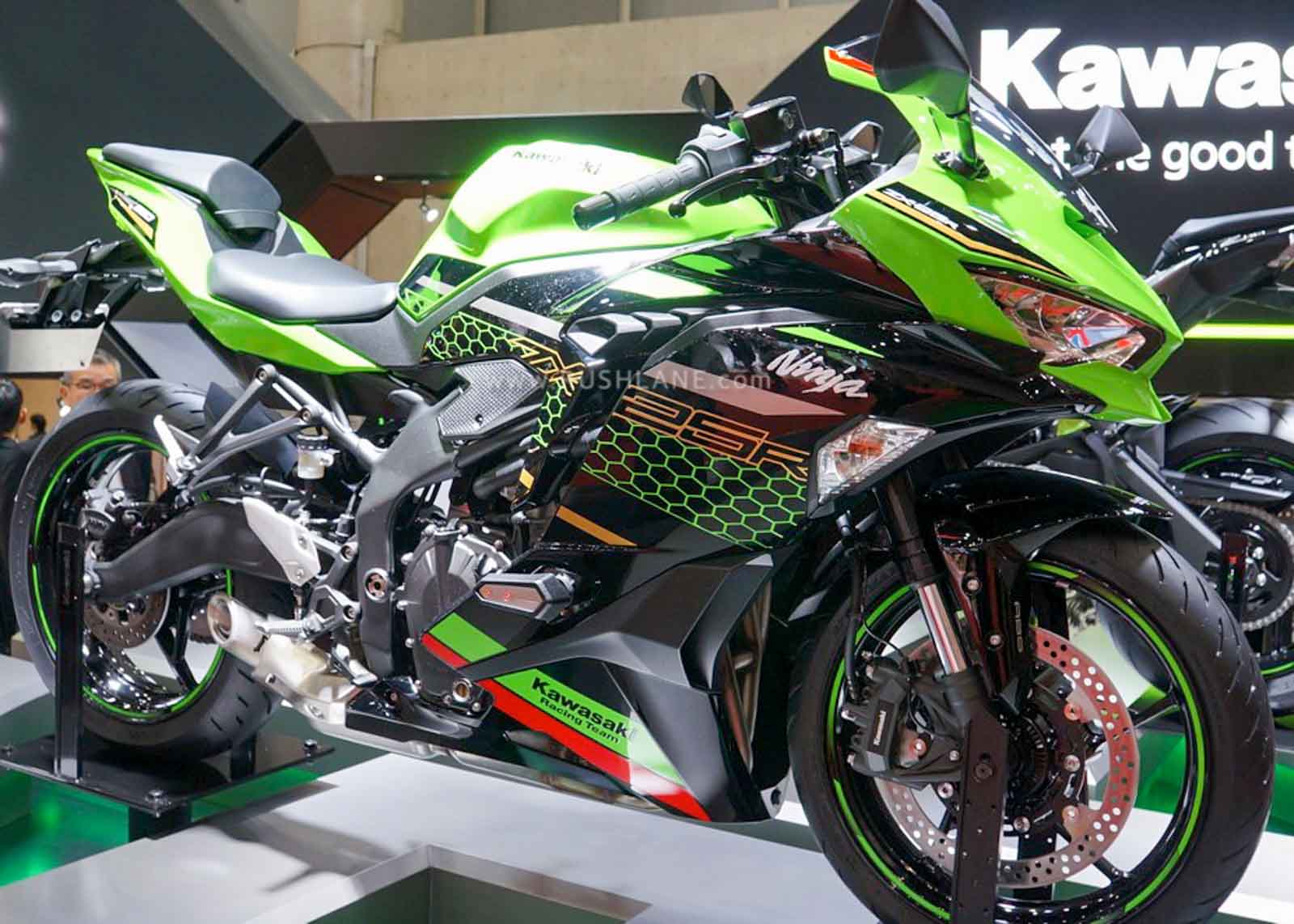 Kawasaki ZX25R exhaust rev sound video - All the way to 17k RPM