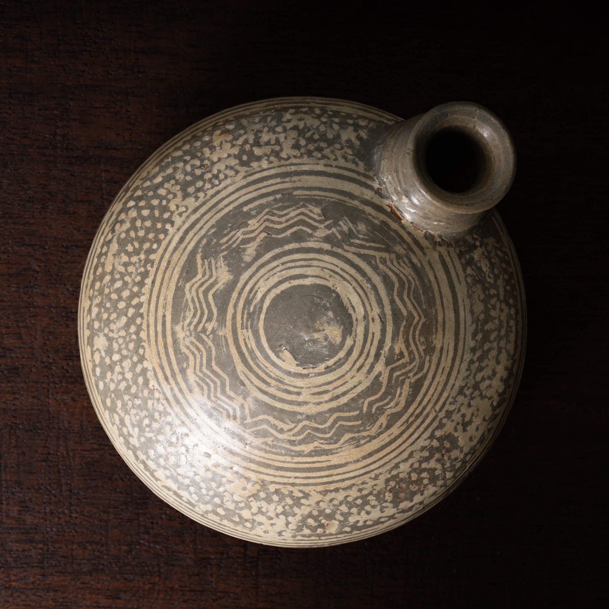 李朝 粉青沙器象嵌扁壺 – 燦禾 SANKA