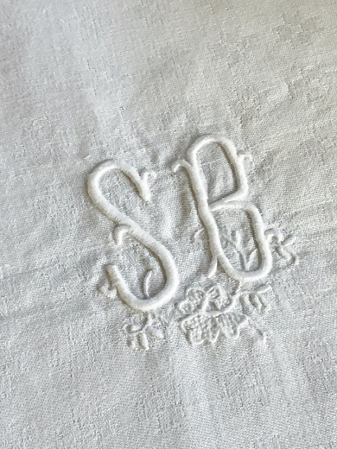 フランスダマスク織イニシャルが素敵なテーブルクロスはかわいい