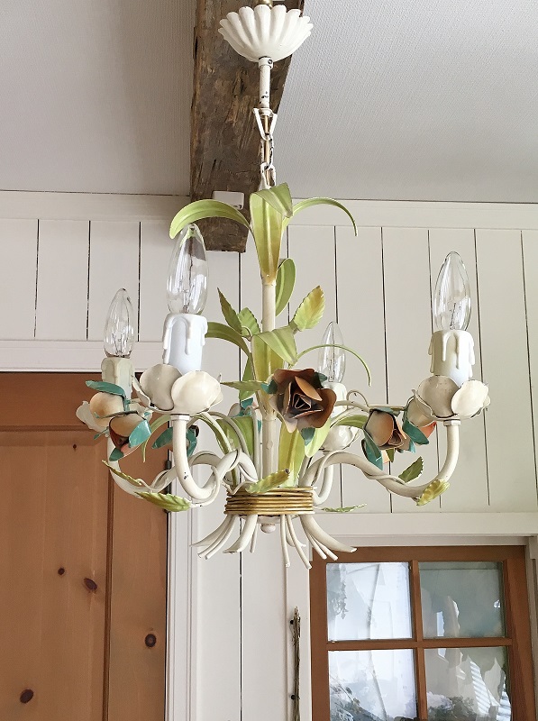 フランス薔薇のお花が素敵なアイアンシャンデリアはかわいい