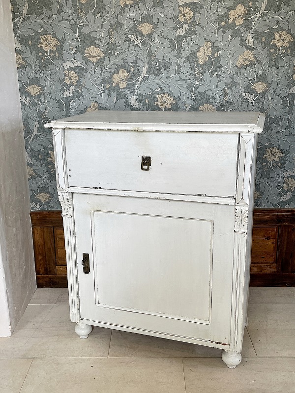 天板が開くホワイトキャビネットはかわいいアンティークネットショップ