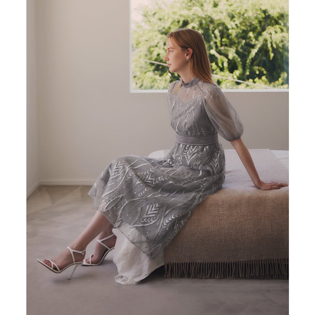 レジャ Leja スパンコール刺繍レースプチハイネックAラインドレス美脚